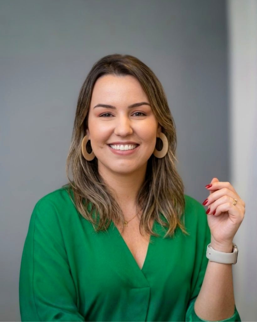 Marcela Stohler, psicóloga, sorrindo em retrato profissional